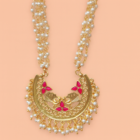 Multilayered pearl Necklace