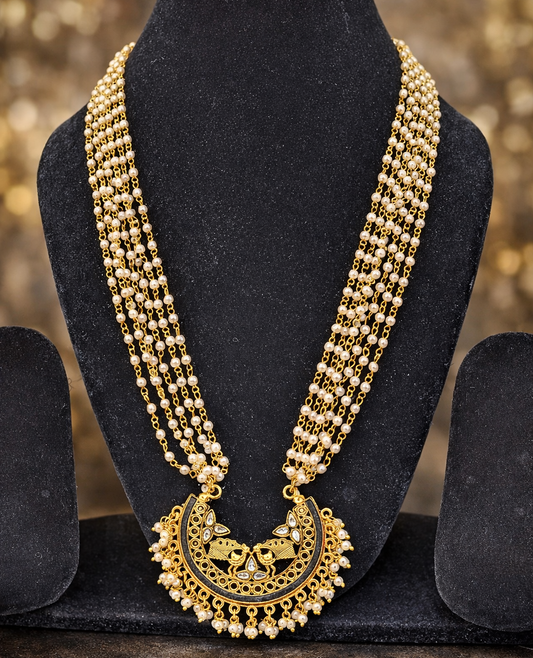 Multilayered pearl Necklace