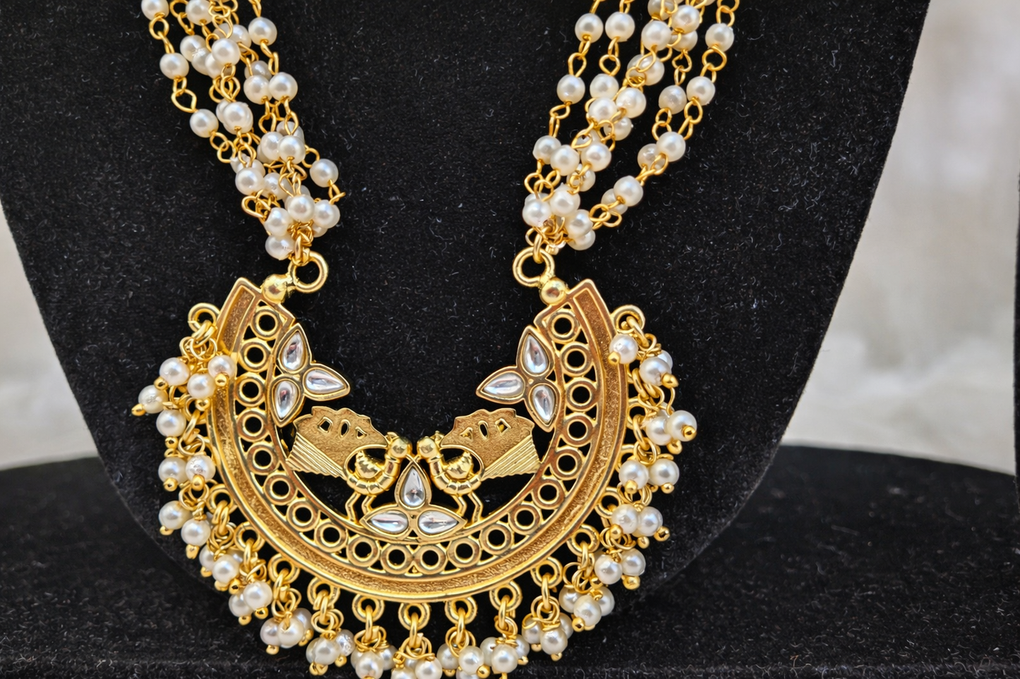 Multilayered pearl Necklace