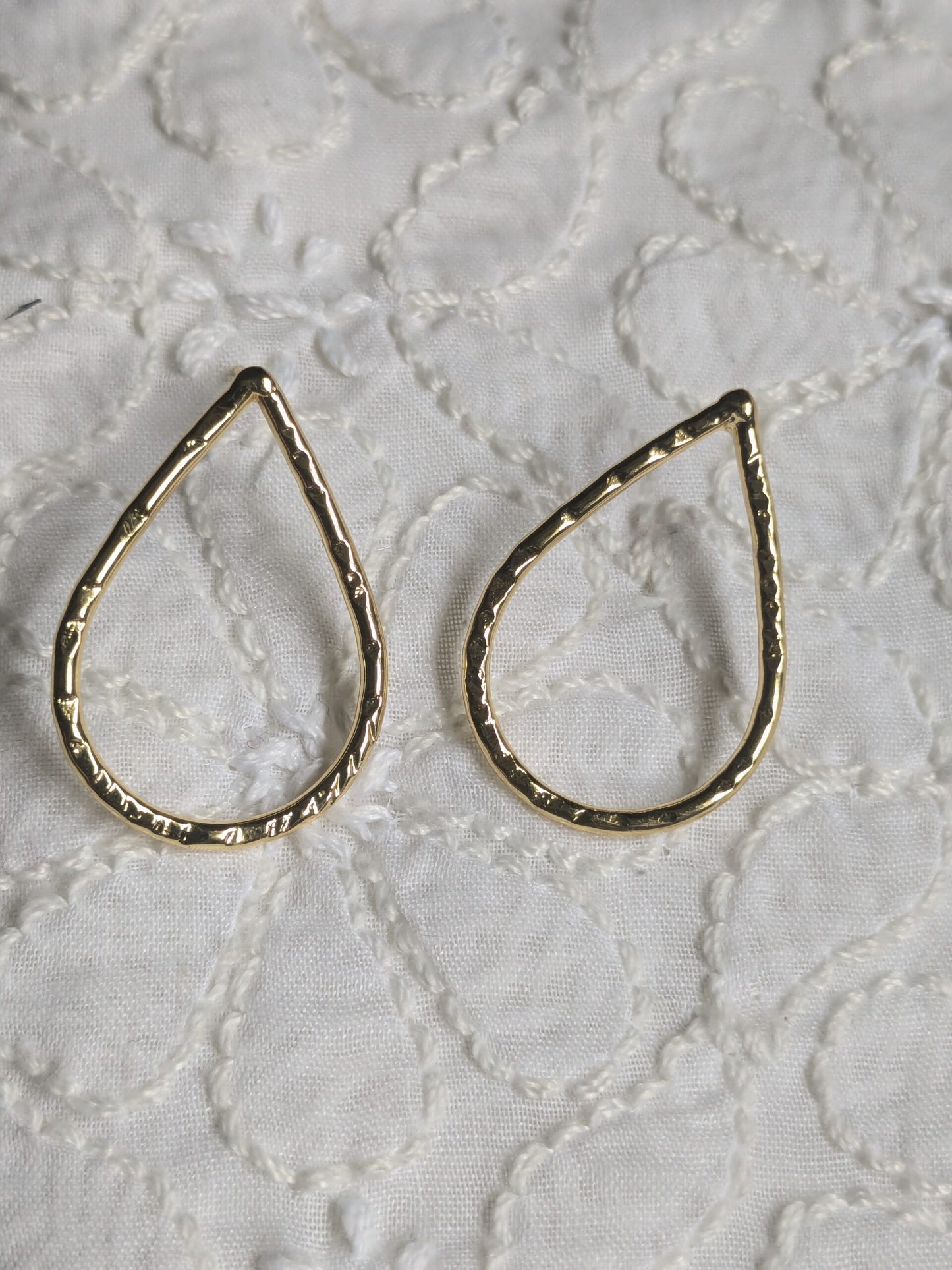 Wired frame waterdrop studs