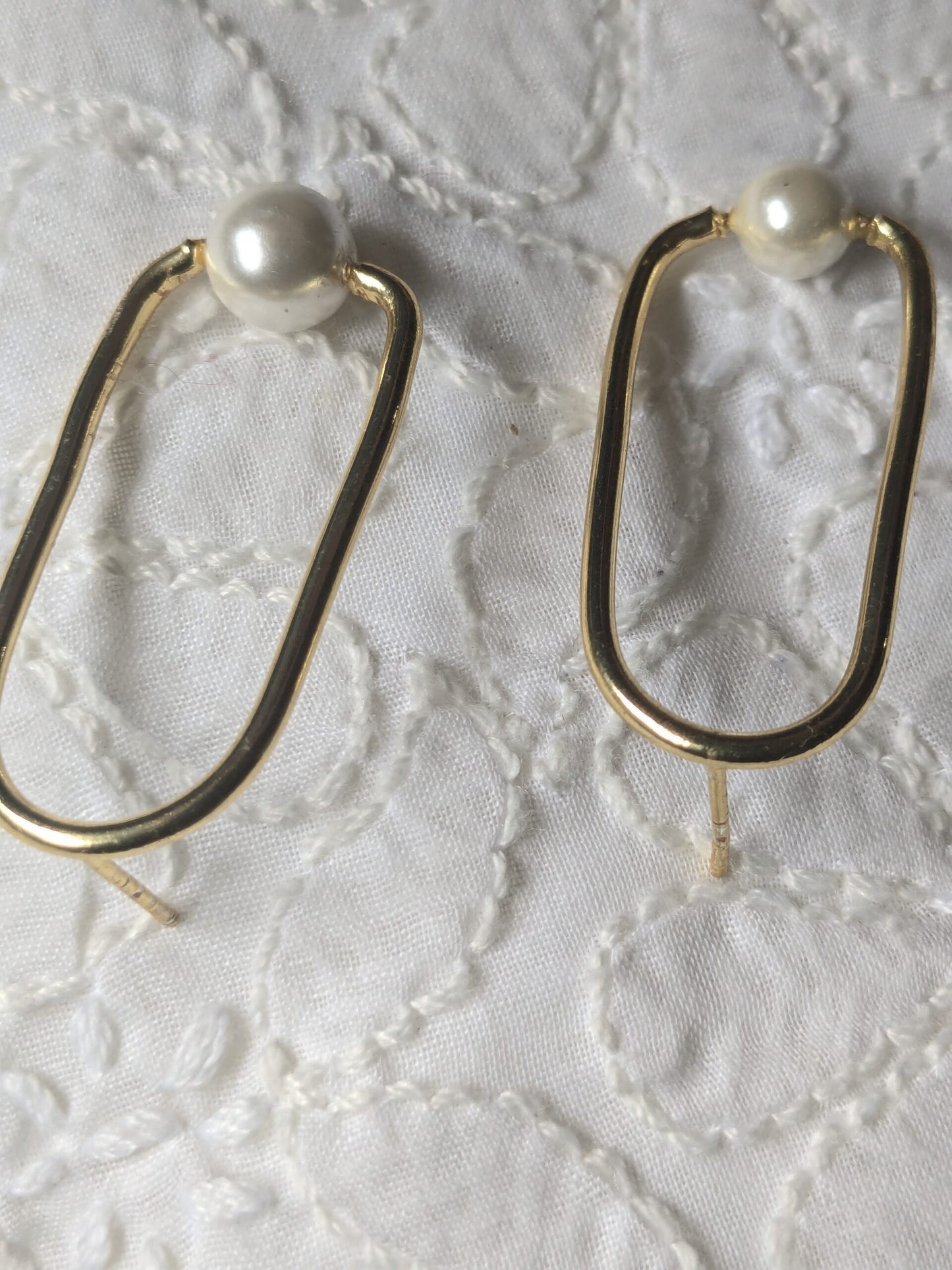 Oval frame pearl studs