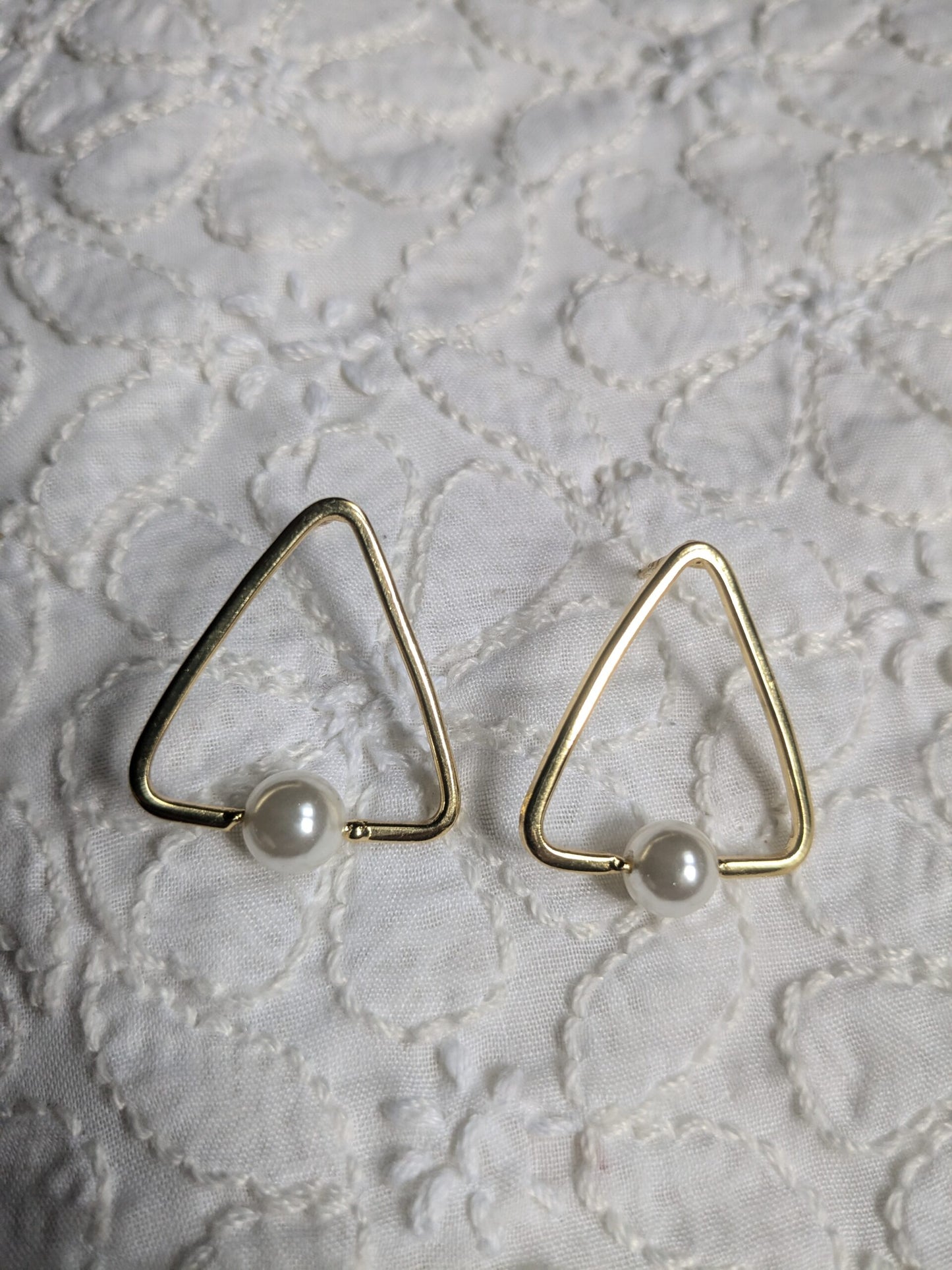 Triangle Framed Pearl Earrings – Modern Elegance