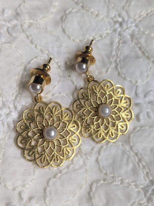 Golden Framed Pearl Earrings – Classic Luxury