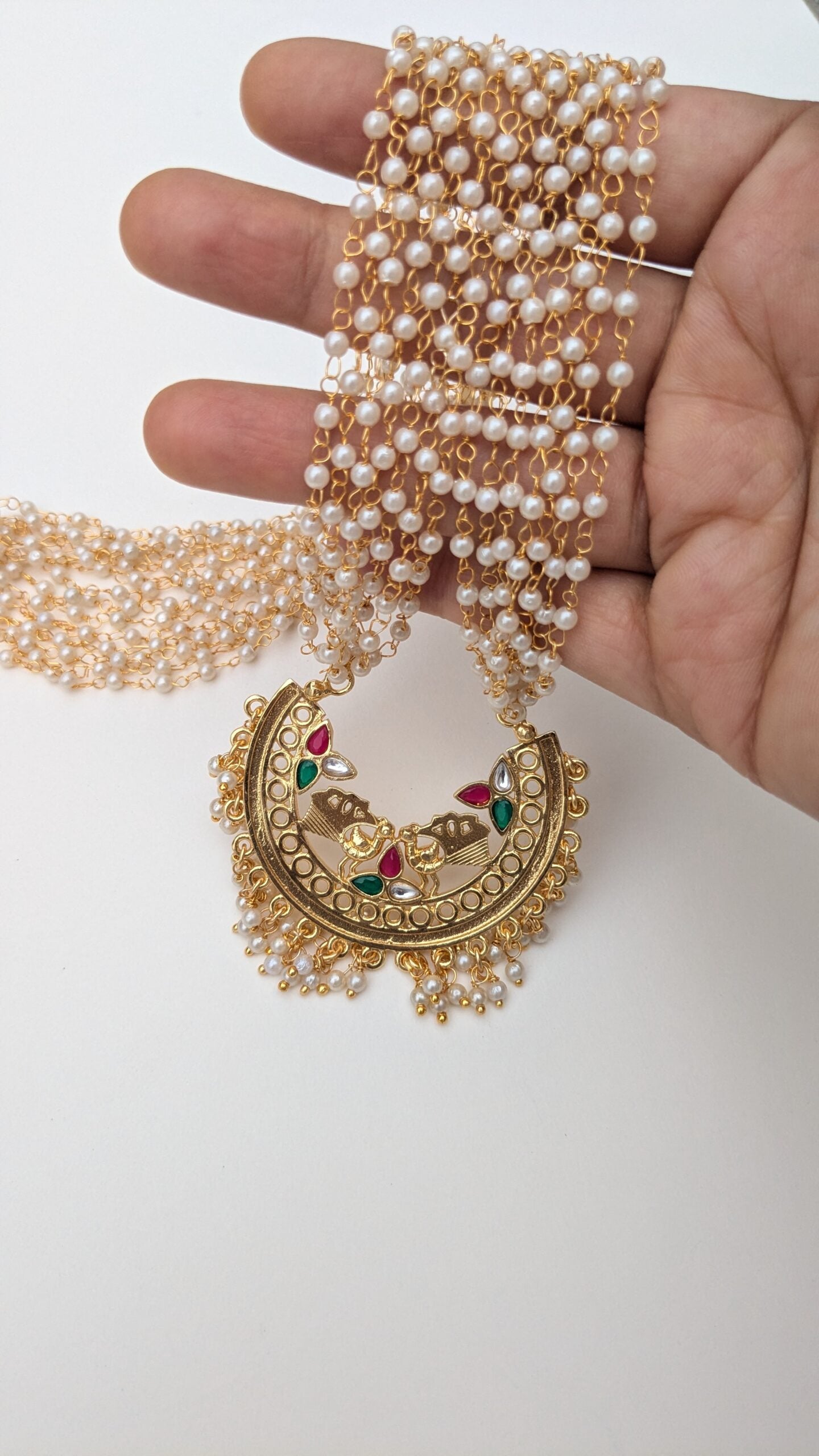 Multilayered pearl Necklace