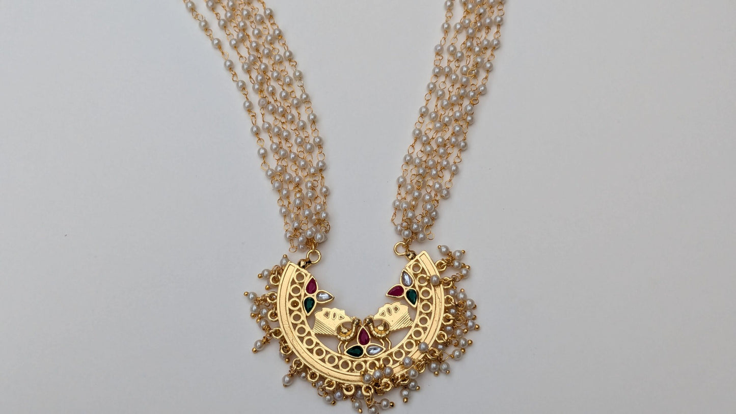 Multilayered pearl Necklace