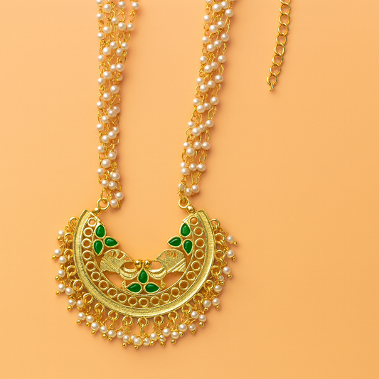 Multilayered pearl Necklace