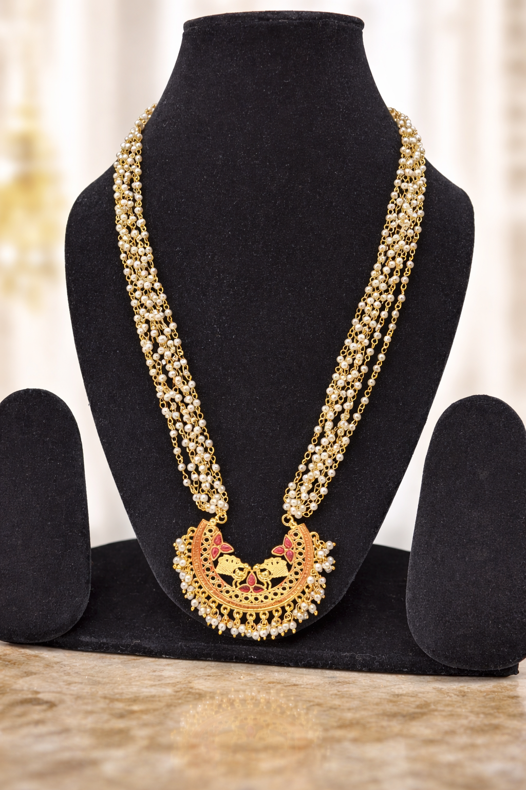 Multilayered pearl Necklace