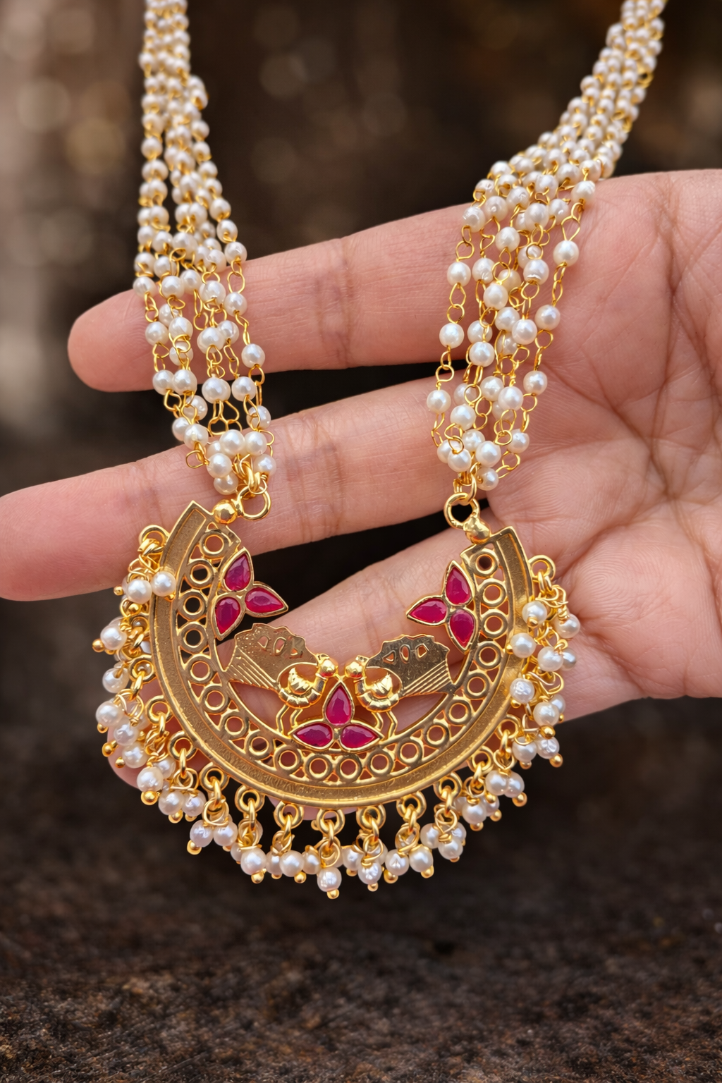 Multilayered pearl Necklace