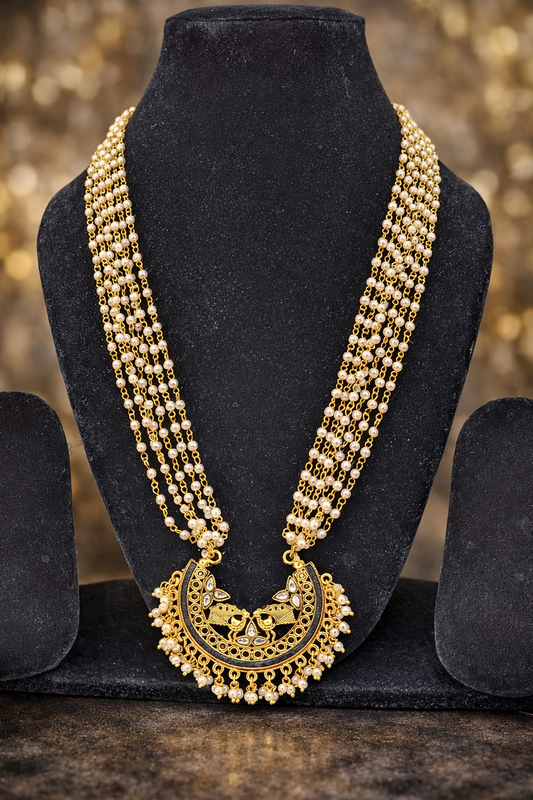 Multilayered pearl Necklace