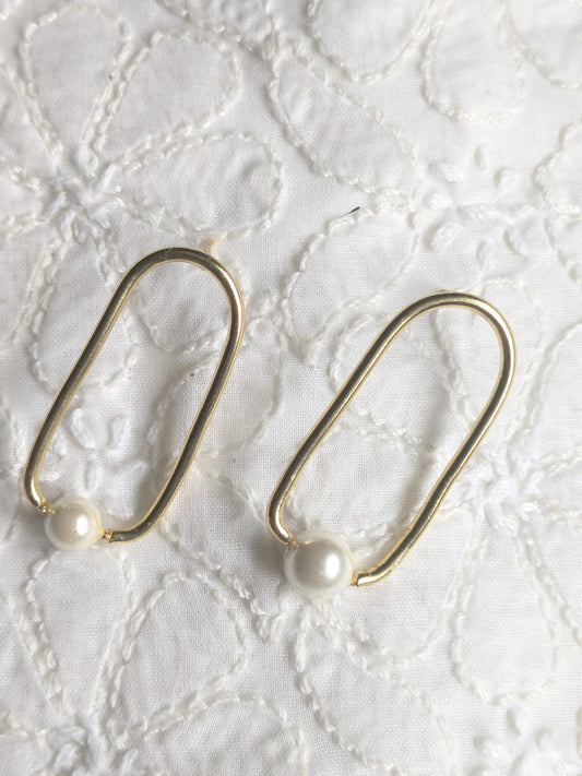 Oval frame pearl studs