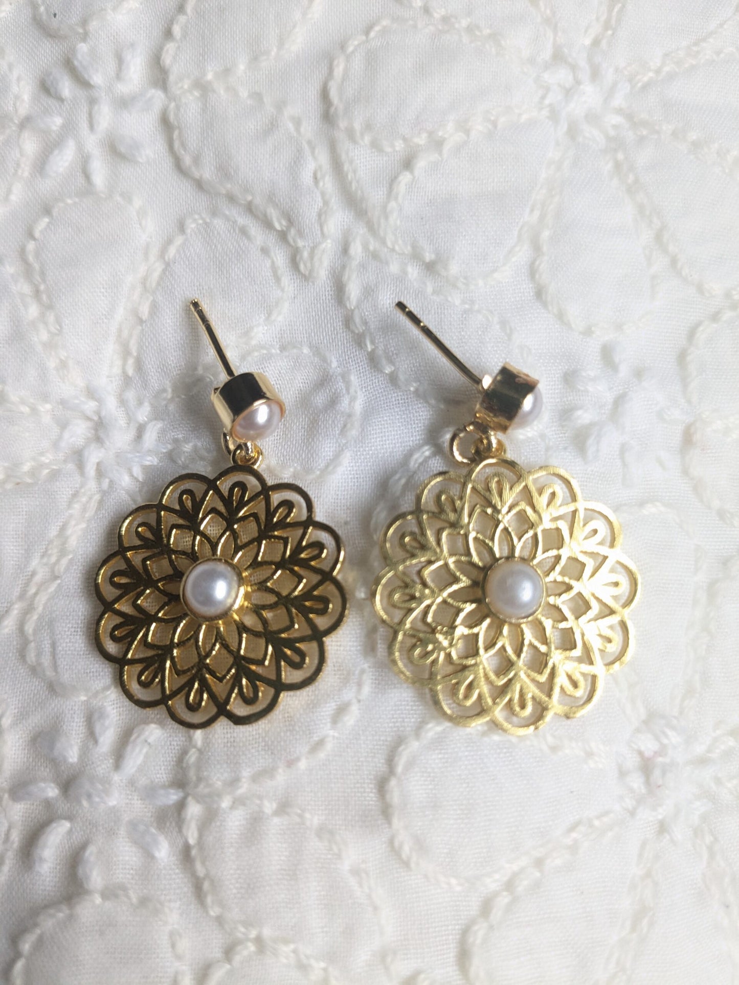 Golden Framed Pearl Earrings – Classic Luxury