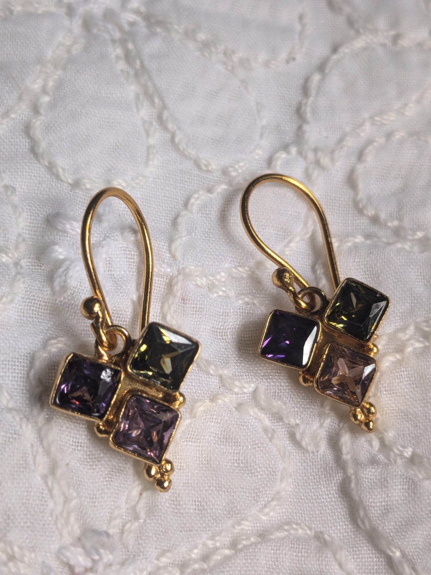 Square trio stone loops