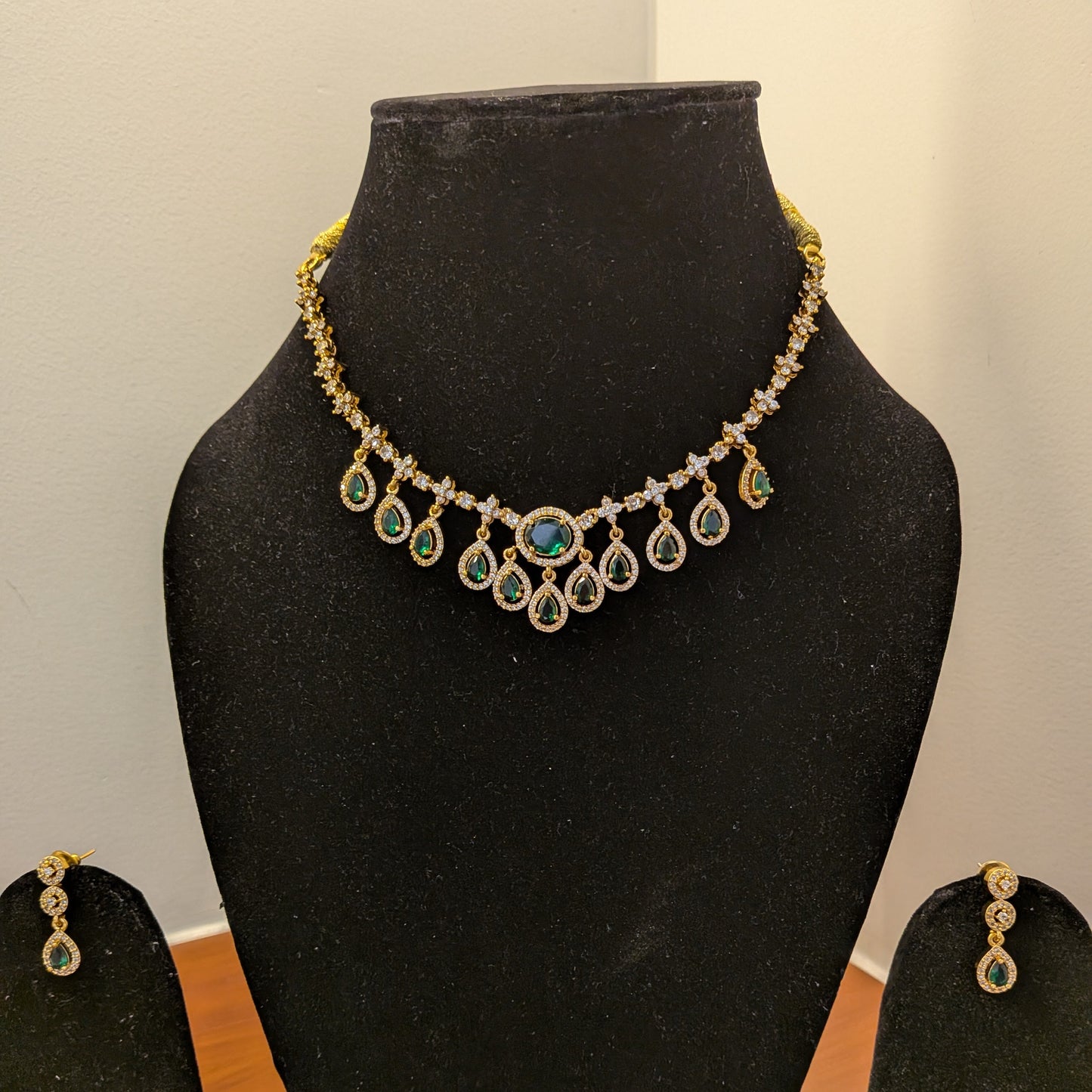 Emerald Elara Necklace Set